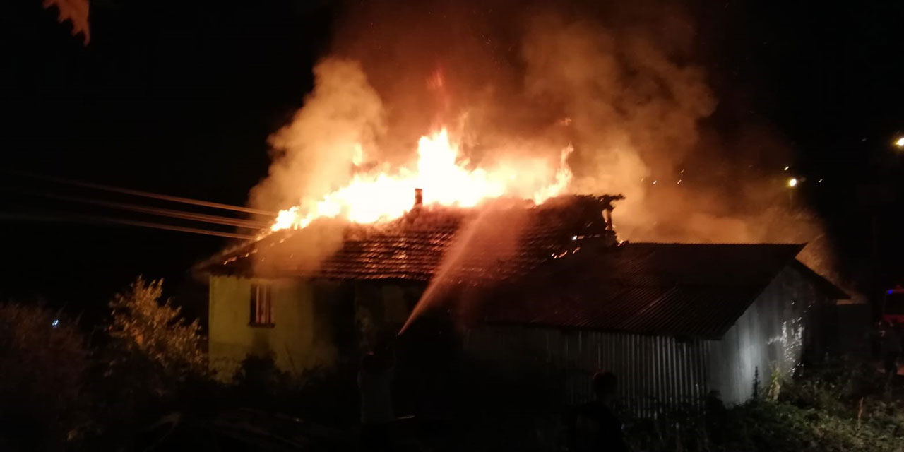 Kastamonu'da bir ahşap evde yangın çıktı!