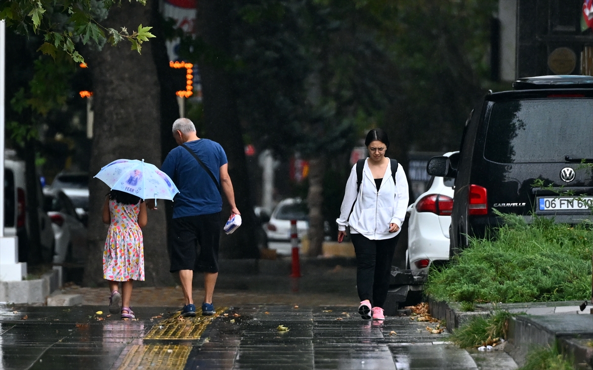Ankara'da sağanak yağış hayatı olumsuz etkiledi!