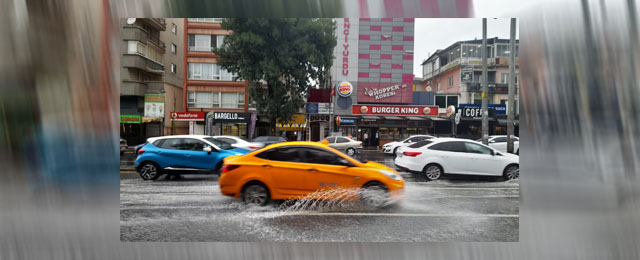 Ankara'da sağanak yağmur vatandaşları zor durumda bıraktı