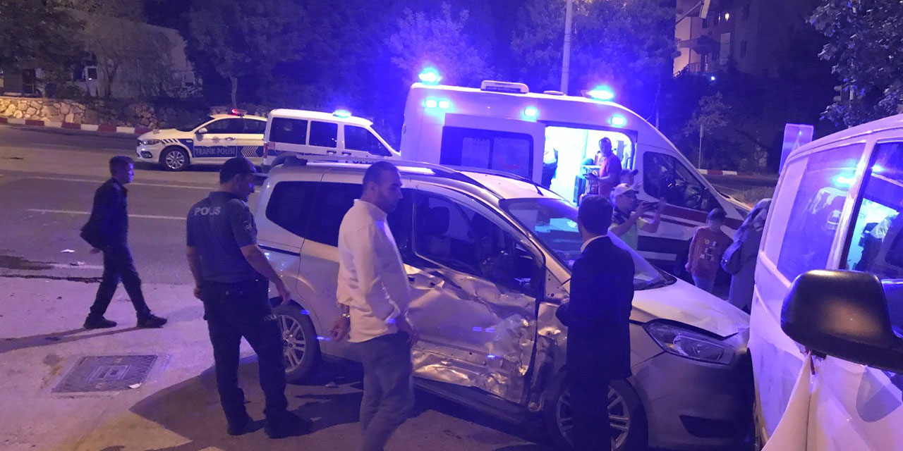 Ticari araç ile motosiklet çarpıştı: 1’i ağır 2 yaralı