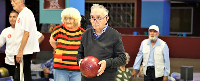 Keçiören’de huzurevi sakinleri bowlingde yarıştı