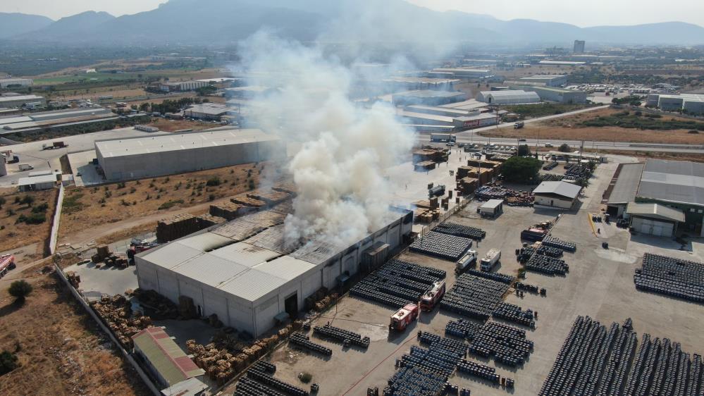 İzmir'de fabrikada çıkan yangın kontrol altında