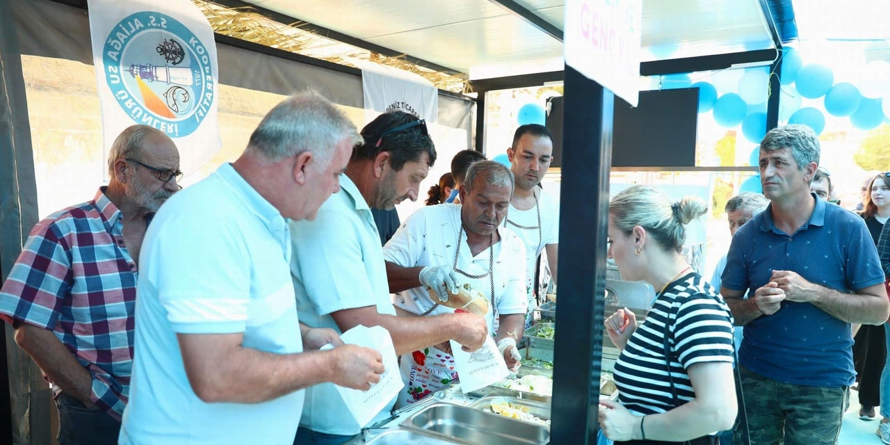 İzmir'de balık ekmek şenliği düzenlendi