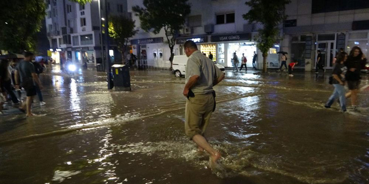 Uşak'ta şiddetli yağış yolları vurdu!