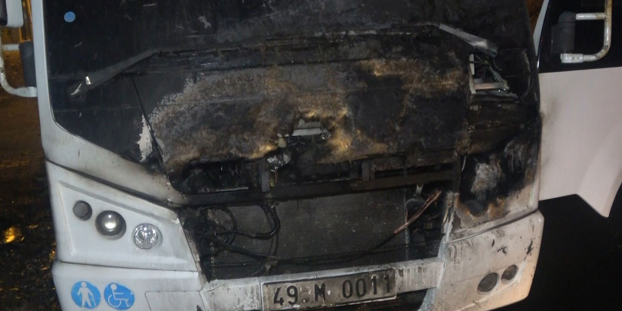 Muş’ta aniden hareket eden yolcu minibüsü alev alev yandı