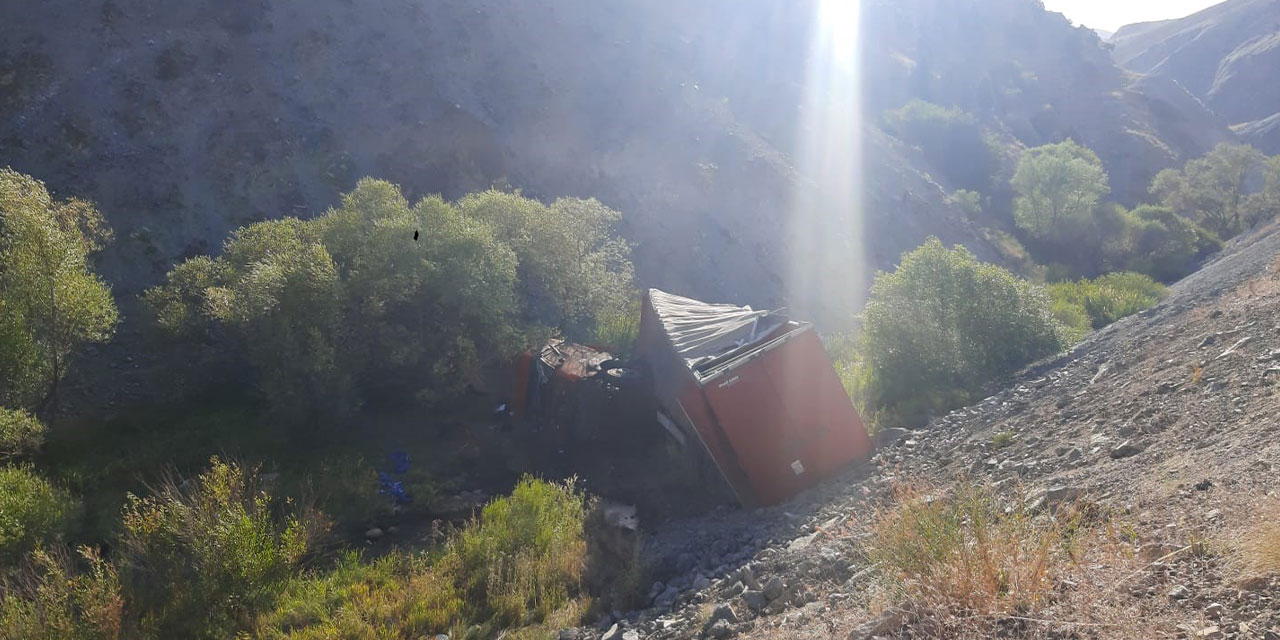 Erzincan Tercan’da TIR şarampole uçtu