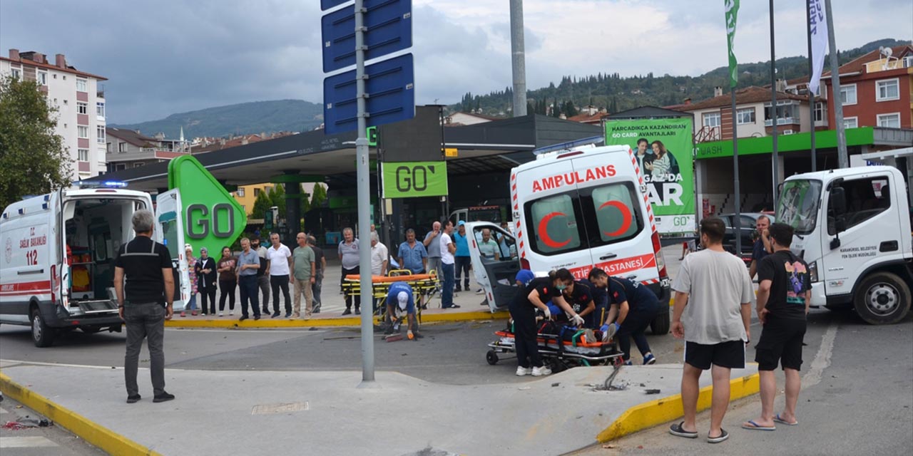 Kocaeli'de bir otomobil ambulansla çarpıştı!