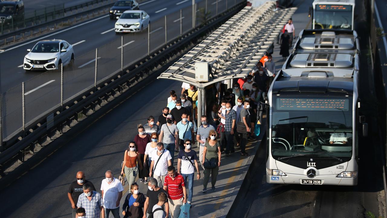 Zeytinburnu'nda metrobüs arızası yolcuları yürüttü