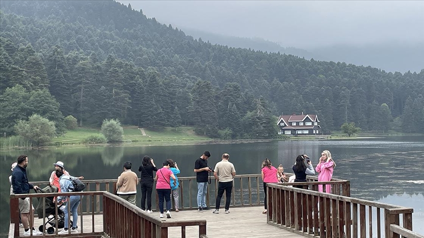 Gölcük, Abant ve Yedigöller  ziyaretçi akınına uğradı