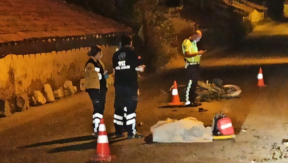 Ankara Sincan'da motosiklet duvara çarptı: 4 yaralı