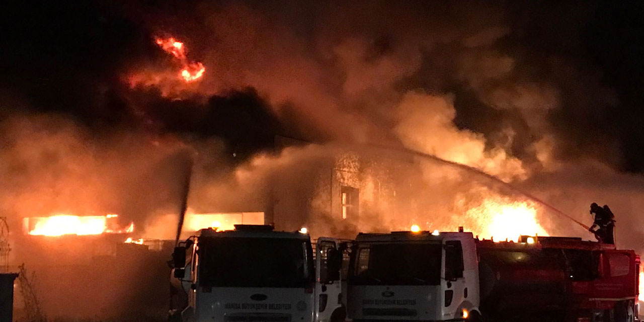 Manisa'da geri dönüşüm fabrikasında büyük bir yangın çıktı: Müdahale sürüyor