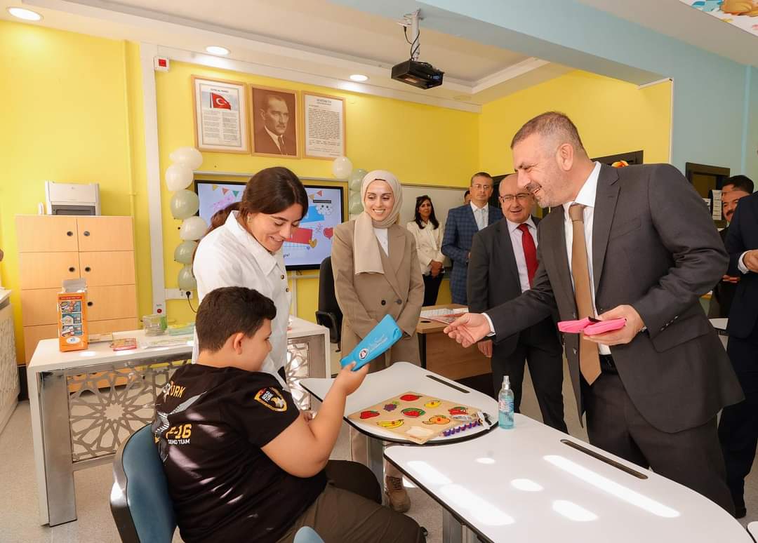Sincan Belediye Başkanı Murat Ercan, öğrenci ve öğretmenleri ziyaret etti