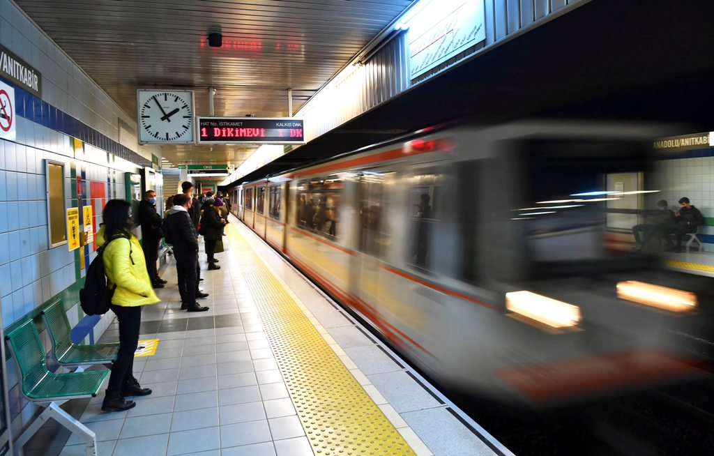 Başkentte metro raylarına düşen kadın vatandaşlarca kurtarıldı