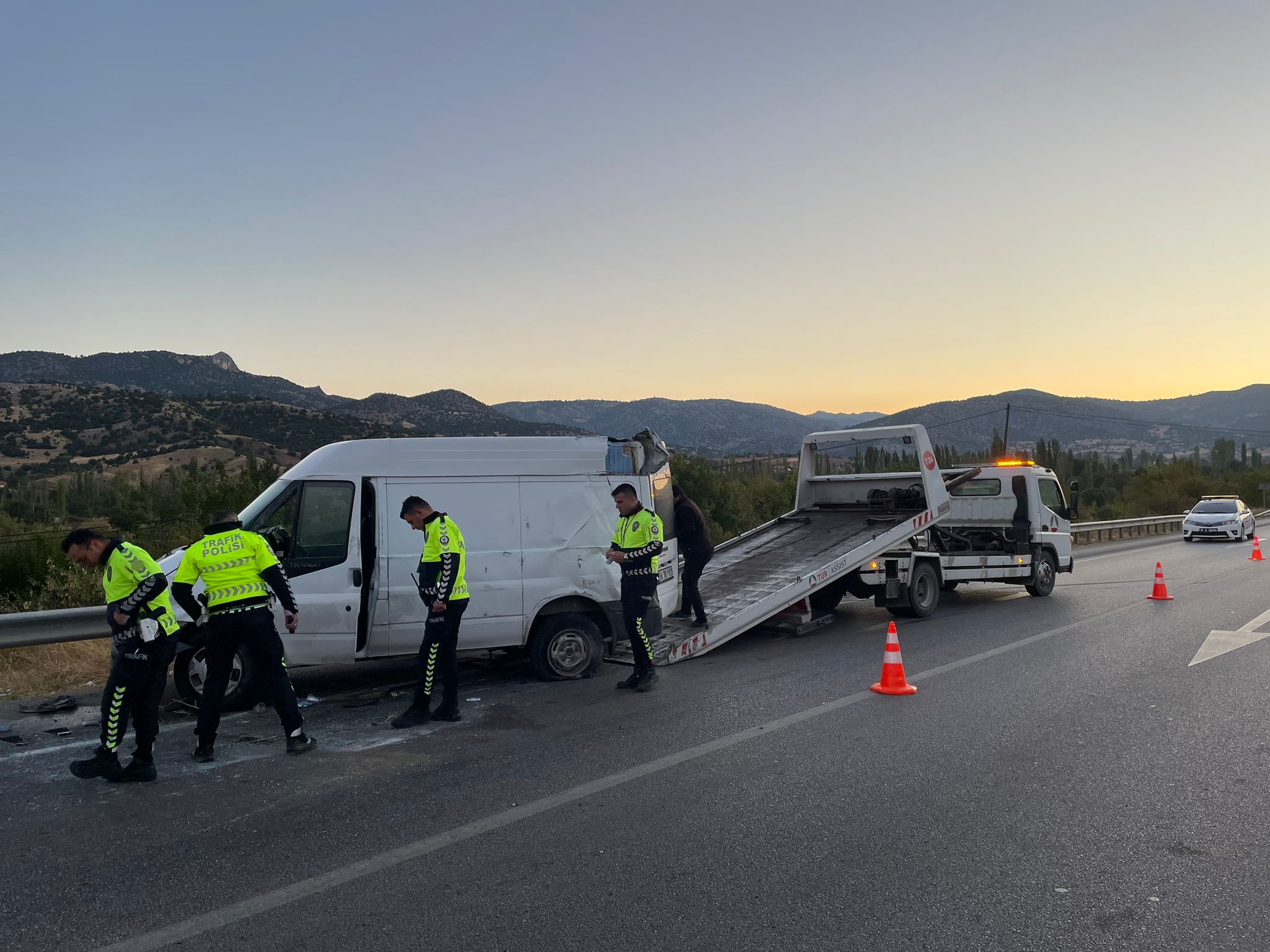 Çorum'da minibüs bariyerlere çarptı: 10 yaralı