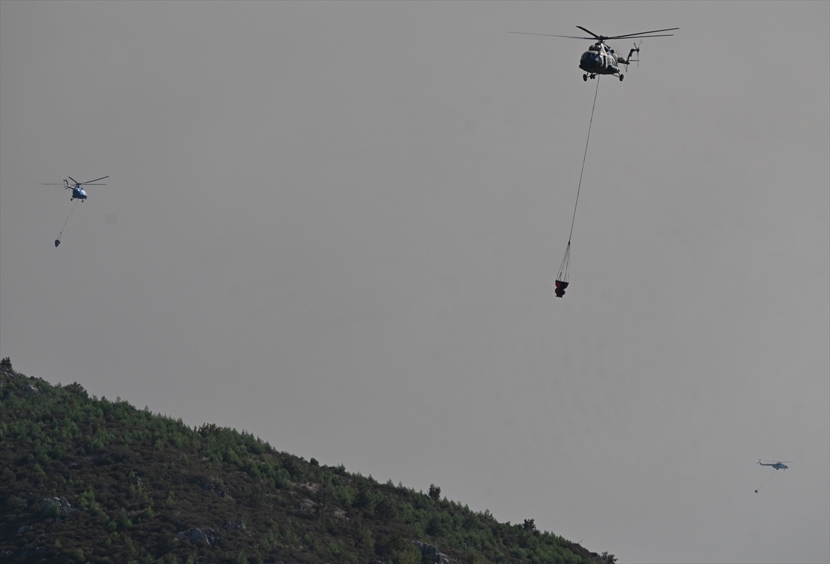 İzmir Menderes'teki orman yangınında helikopter düştü