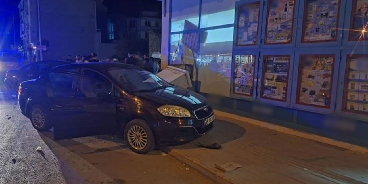 Çorum’da kaza yapan iki araç markete daldı: 2 yaralı