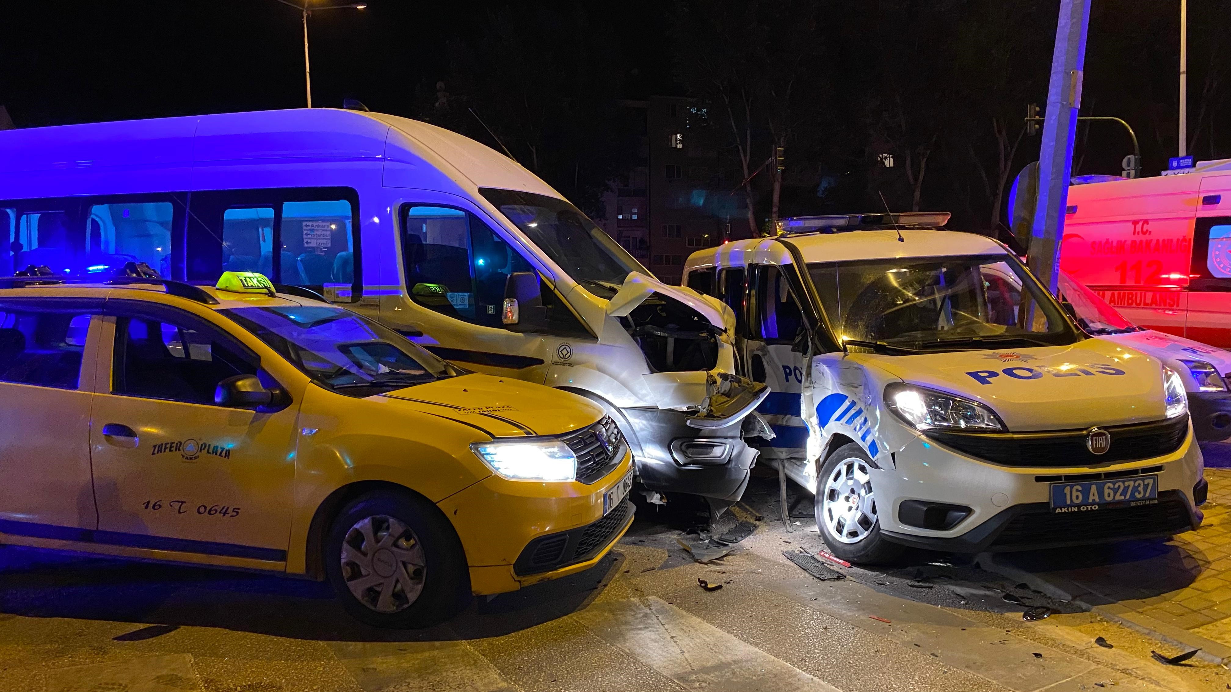 Polis aracı kazaya karıştı: Üçü polis altı yaralı...