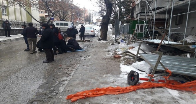 Başkent’te fırtınanın uçurduğu saç levha bir kişiyi yaraladı