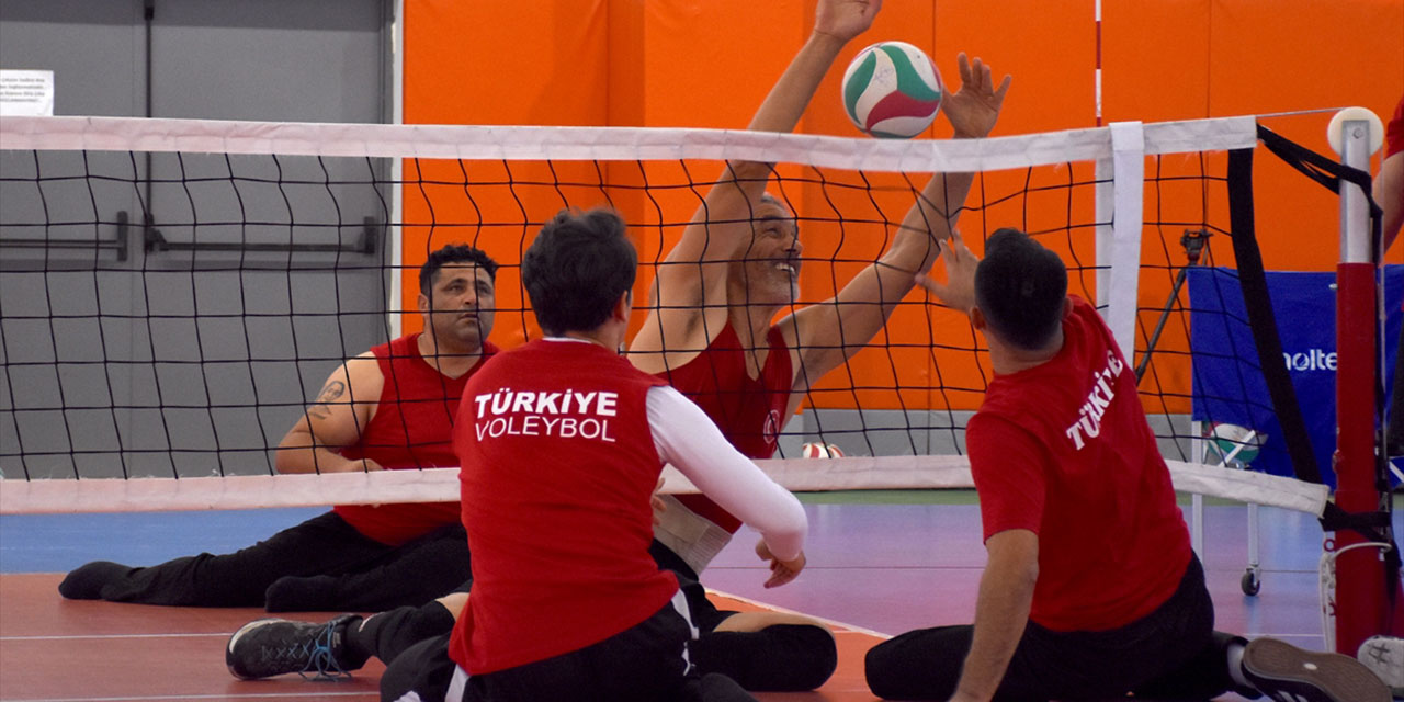 La squadra nazionale di sitting volley maschile della Turchia è in campo!