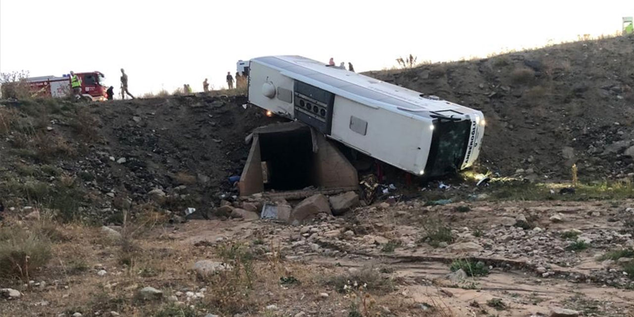 Yolcu otobüsü şarampole devrildi: 3 kişi hayatını kaybetti, 22 kişi yaralandı