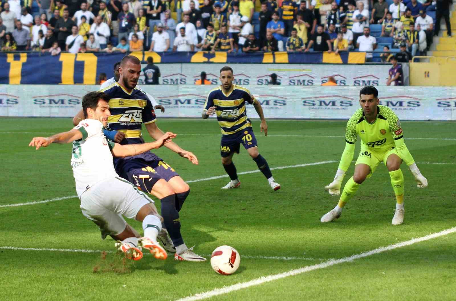 İlk yarı sonucu:  MKE Ankaragücü: 1 - TÜMOSAN Konyaspor: 1