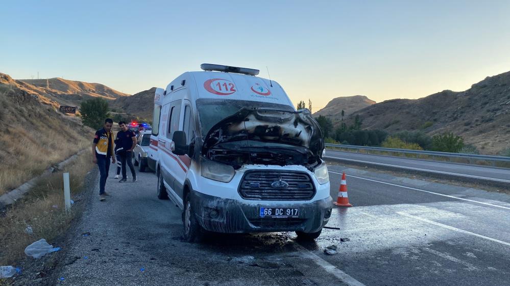 Yozgat'ta seyir halindeki ambulans cayır cayır yandı!