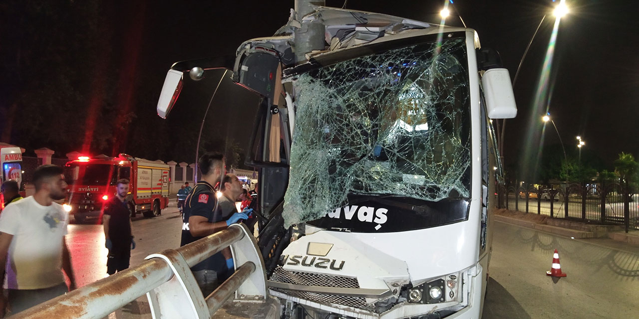 Adana'da midibüs hurdaya döndü: 5 yaralı