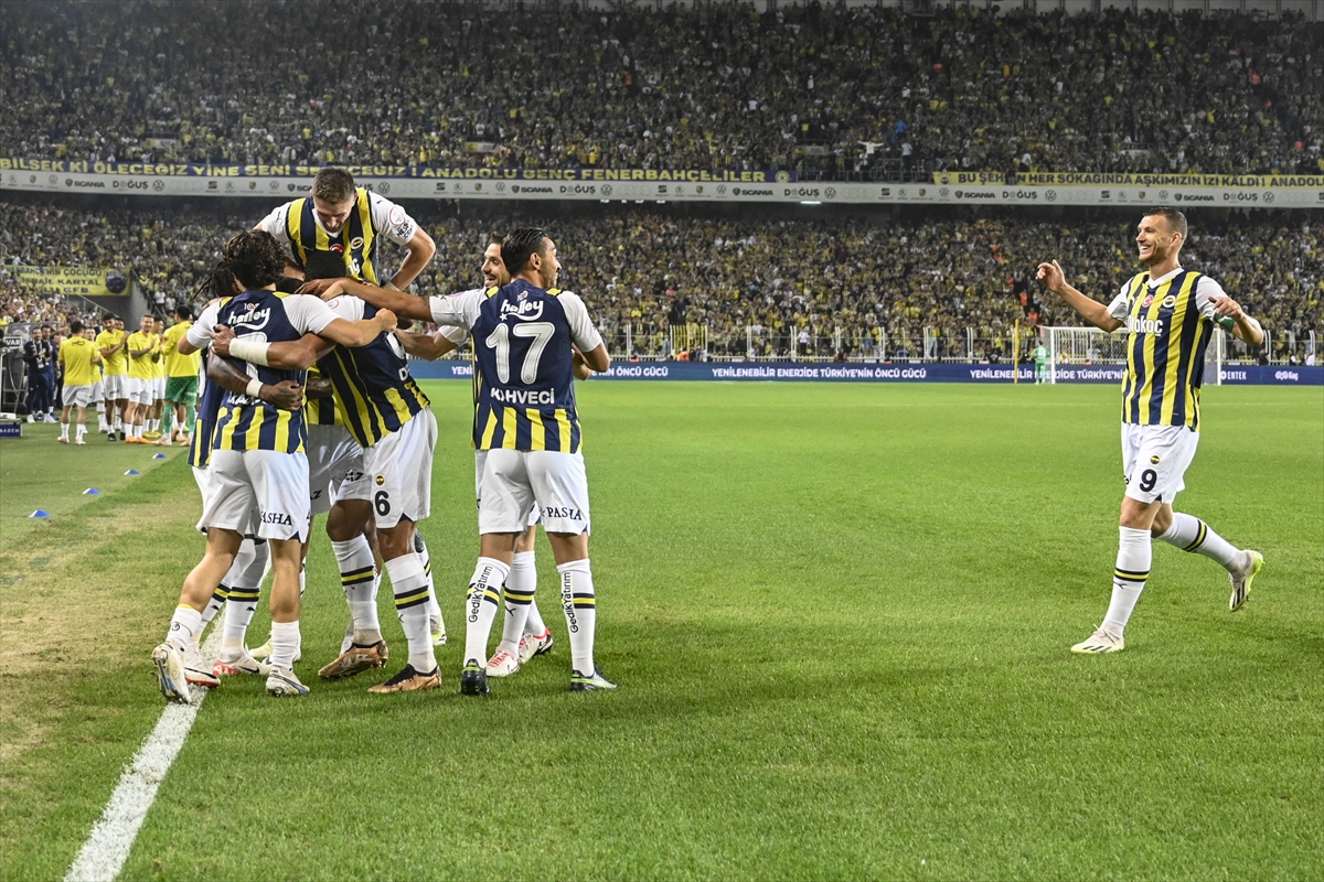 Kadıköy'de Fenerbahçe fırtınası: 3-0 (İlk yarı)