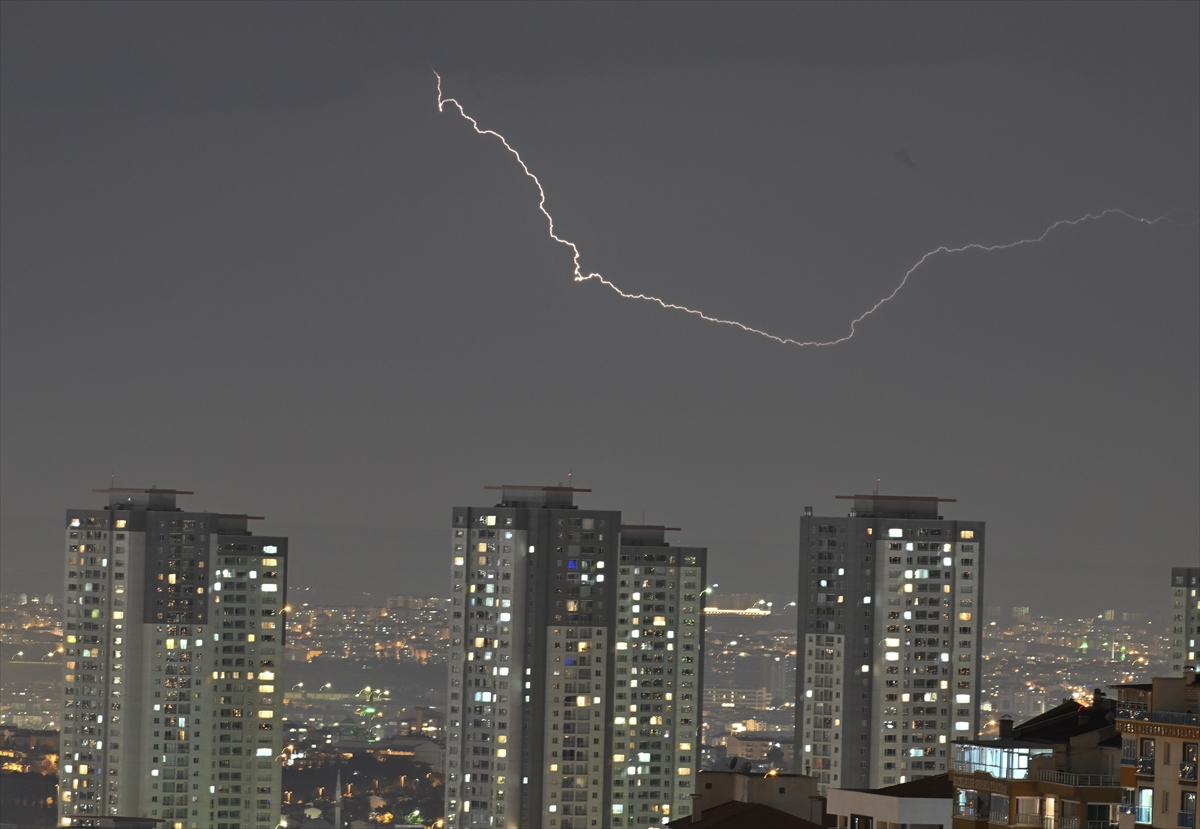 Ankara'da şimşekli gece