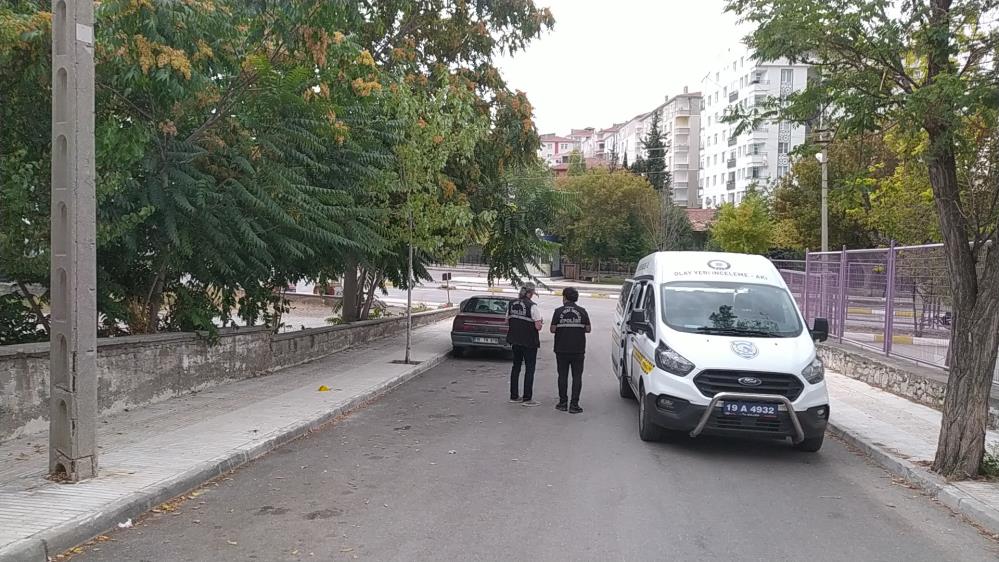 Çorum'da yolda yürürken bıçaklandı!