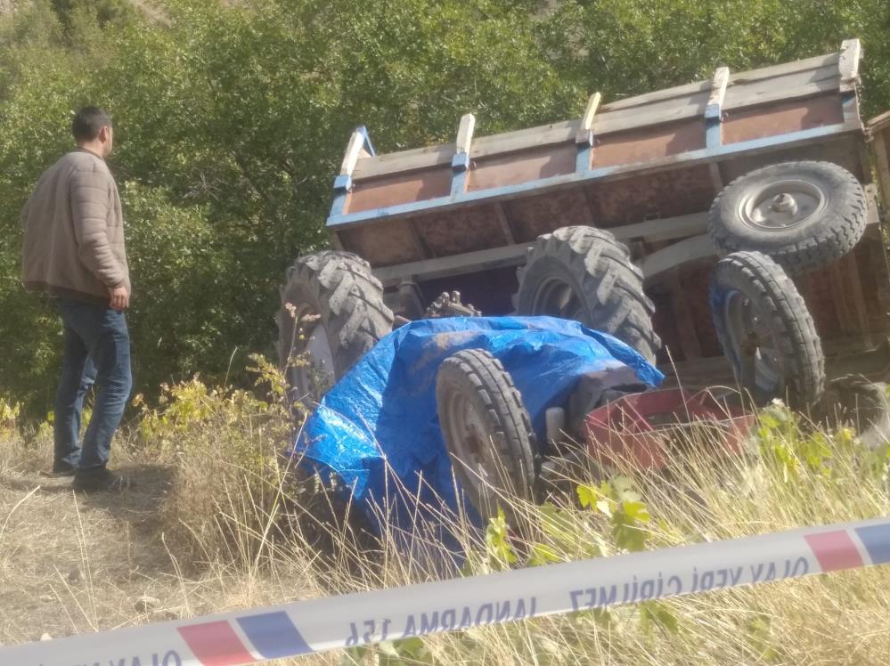 Niğde'de devrilen traktörün sürücüsü feci can verdi!