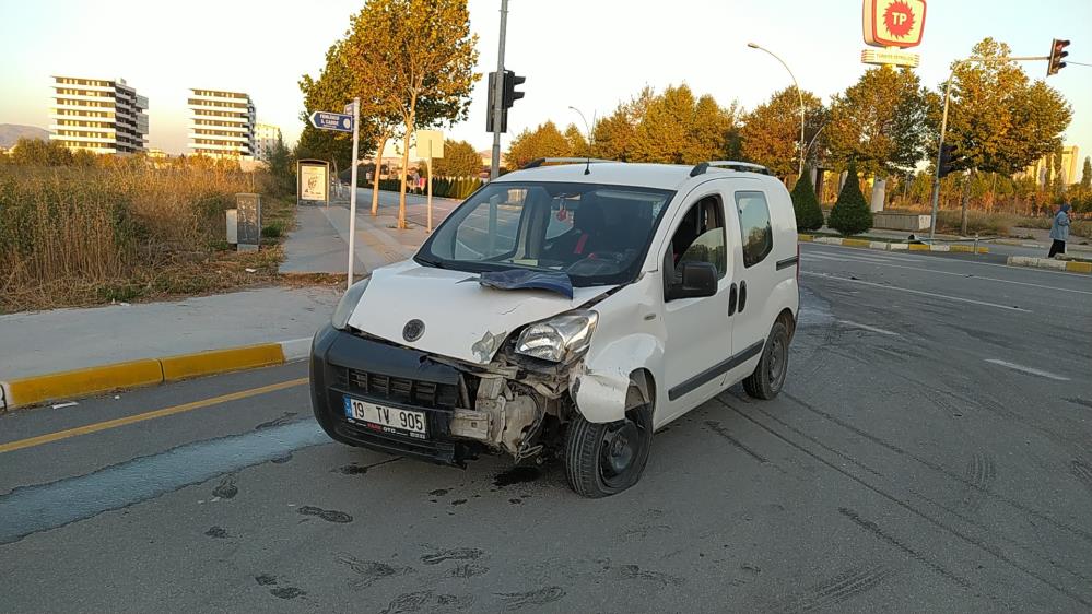 Çorum'da iki otomobil çarpıştı! Yaralılar var!