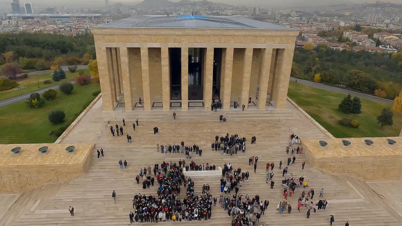 Futbol oynayan kız çocukları Anıtkabir'e gidiyor