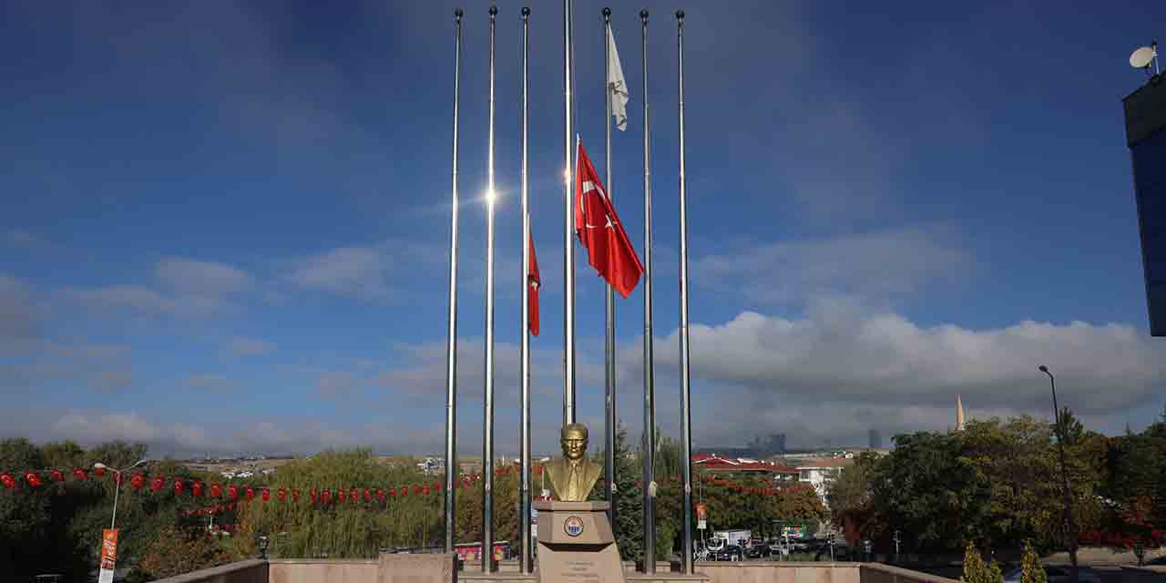 Gölbaşı Belediyesinde bayraklar yarına indirildi