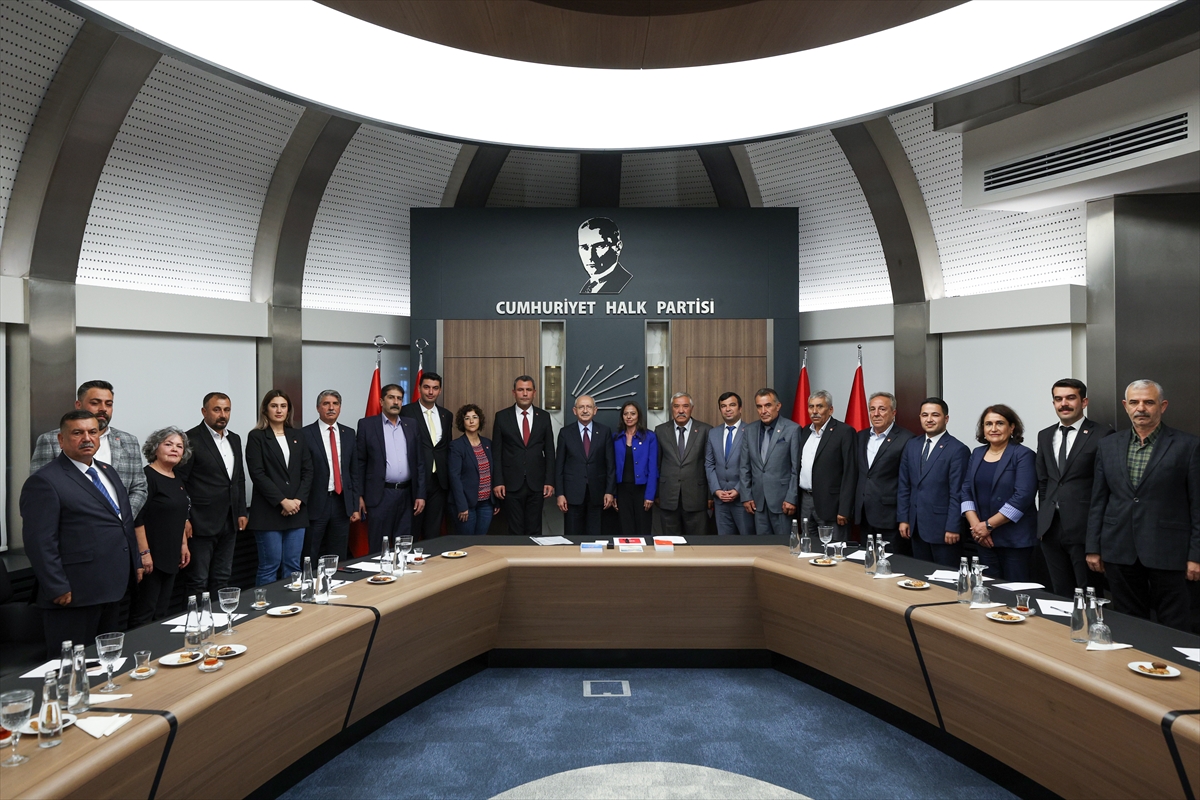 Kılıçdaroğlu, CHP Kırşehir il teşkilatıyla bir araya geldi