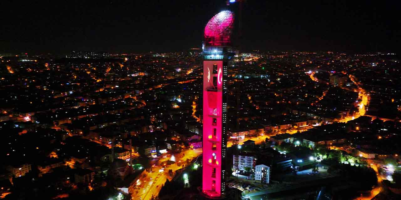 Cumhuriyet Kulesi 100. yıl için ışıklandırıldı