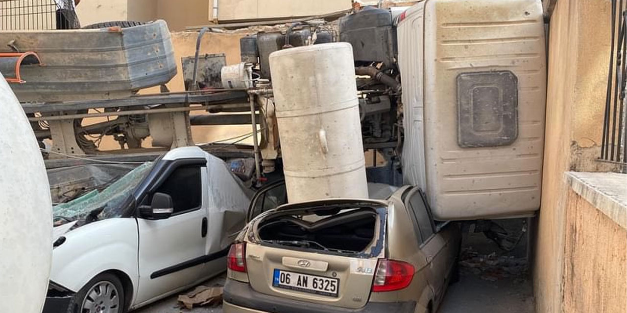 Ankara'da korkunç kaza! Beton mikseri araçların üzerine devrildi