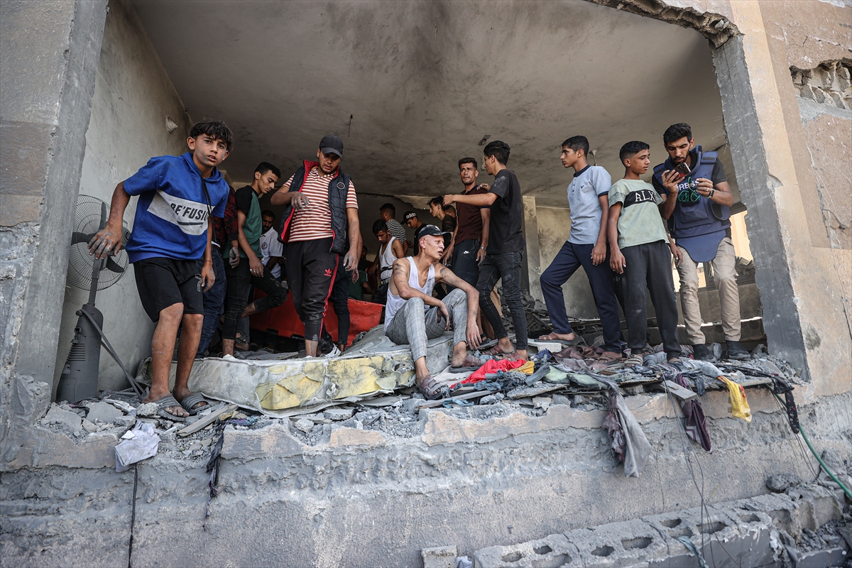 İsrail, Gazze'ye havadan ve karadan saldırmaya devam ediyor