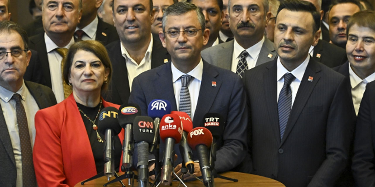 CHP'nin yeni başkanı Özel, 81 il başkanıyla bir araya geldi