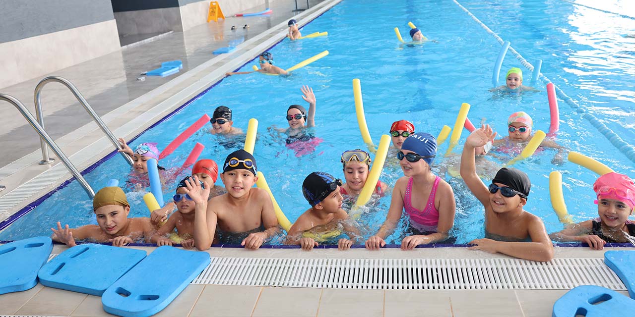 Ankara Gölbaşı Belediyesi yüzme kurslarına yoğun ilgi
