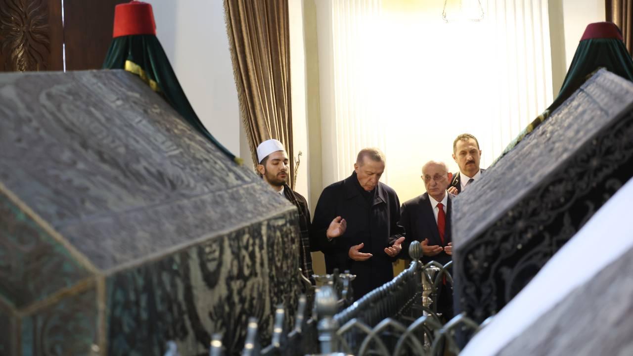 Cumhurbaşkanı Erdoğan'dan Sultan 2. Abdülhamid Han'ın türbesine ziyaret