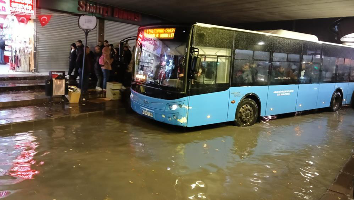 Ankara'da sağanak sele döndü! Yolları su bastı!