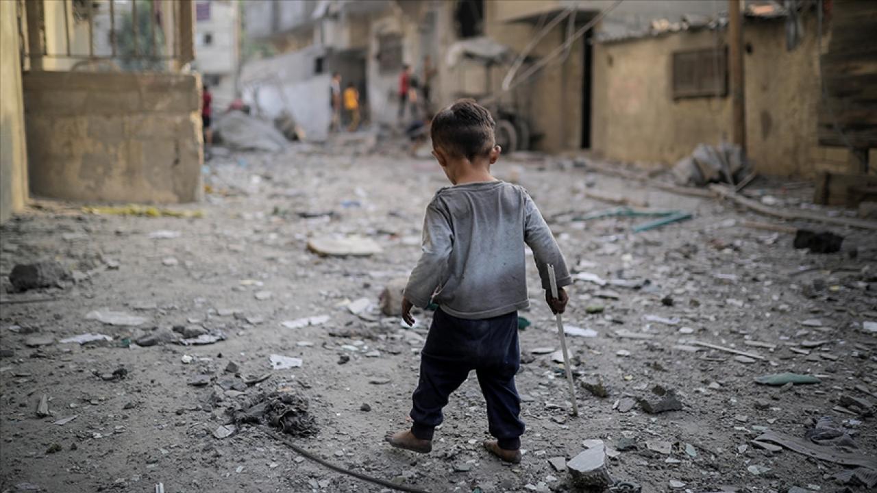 İsrail'in Gazze Şeridi'ne düzenlediği saldırılarda  en az 5 bin çocuk öldü!