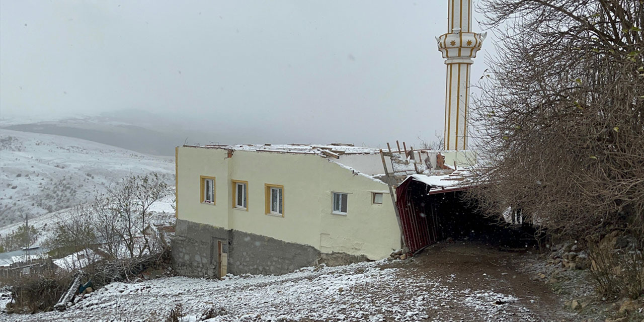 Çankırı'da şiddetli rüzgar caminin çatısını uçurdu!