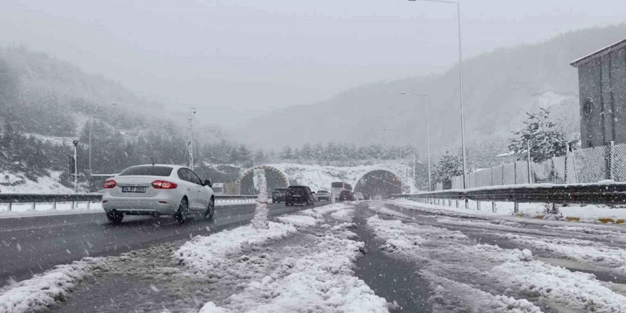 Ankara’da birçok yerde kar ulaşımı aksatıyor