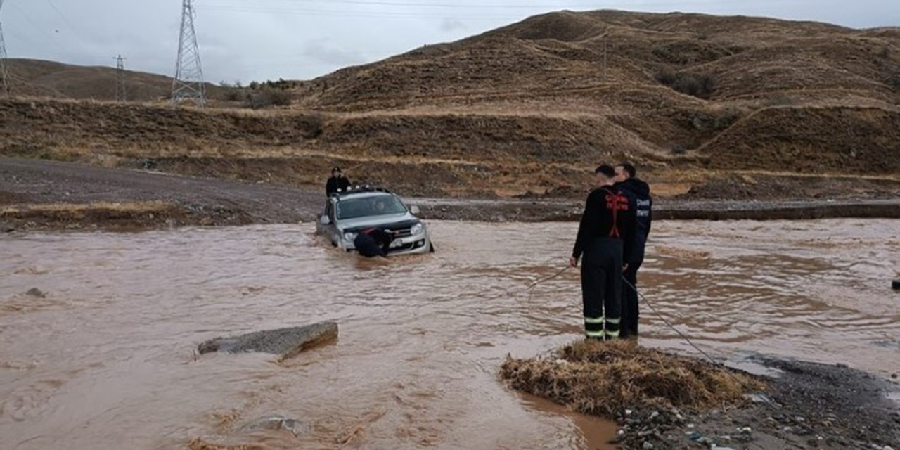 Çankırı'da bir  vatandaş pikabıyla çayda mahsur kaldı!