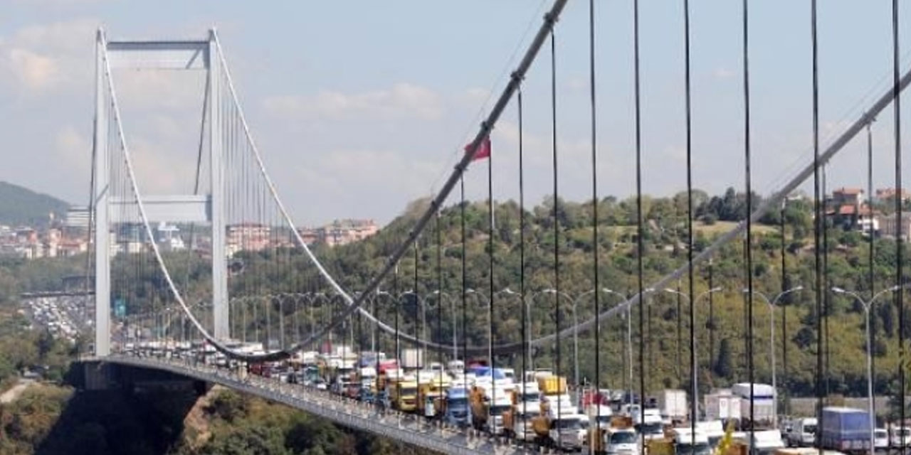 İstanbul Boğazı’nda trafik askıya alındı