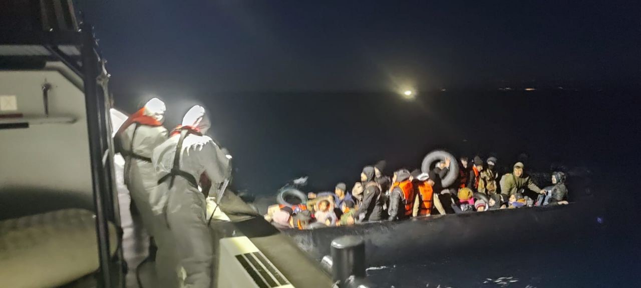 İzmir açıklarında 39 düzensiz göçmen yakalandı