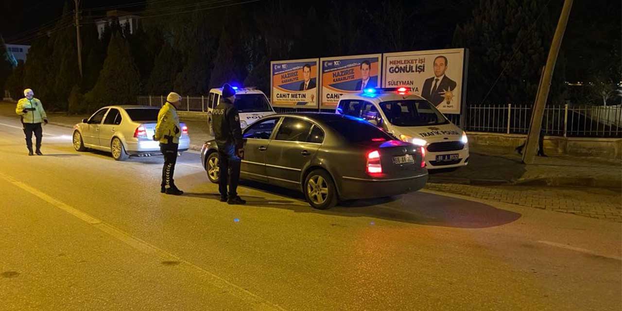 Yozgat'ta gerçekleştirilen "Şok Asayiş Uygulaması-25" operasyonunda aranması bulunan iki şahıs yakalandı