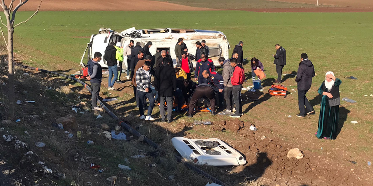 Diyarbakır'da yolcu minibüsü devrildi: Çok sayıda yaralı var!